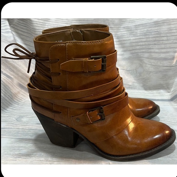 Adorable Carmel Brown Boots- Pop- Size 7.5 - Picture 3 of 8
